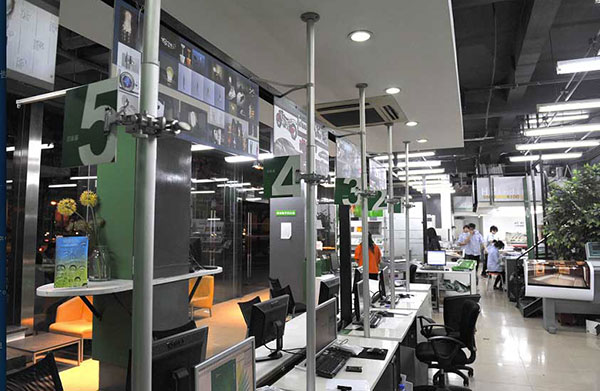 印刷設(shè)備先進(jìn)的印刷廠(chǎng)